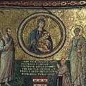 Roma: Chiesa di Santa Maria in Trastevere. Madonna con Bambino in clipeo e i Santi Paolo, Pietro e il donatore Bertoldo Stefaneschi. Mosaico  di Pietro Cavallini