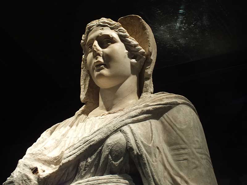 La Biblioteca Infinita: 17 - Statua Femminile