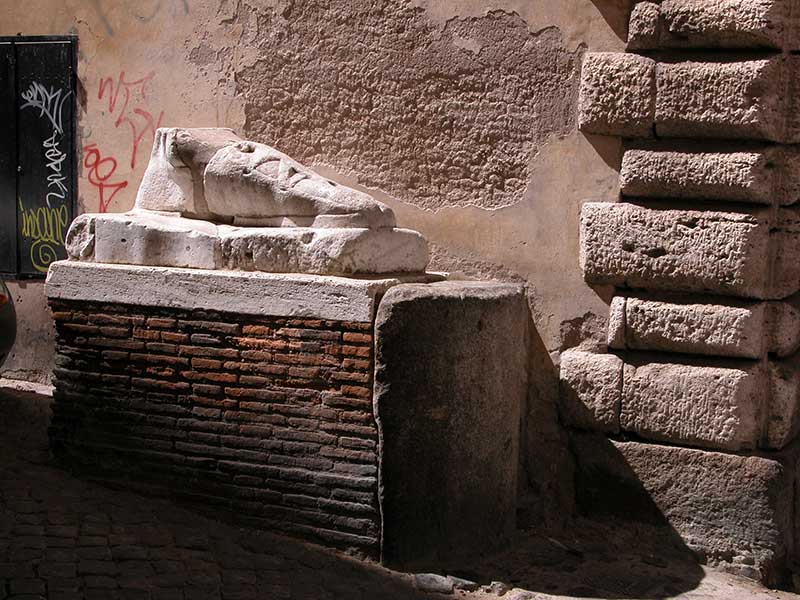 Piccoli Tesori nascosti a Roma: 36 - Via del Pie' di Marmo