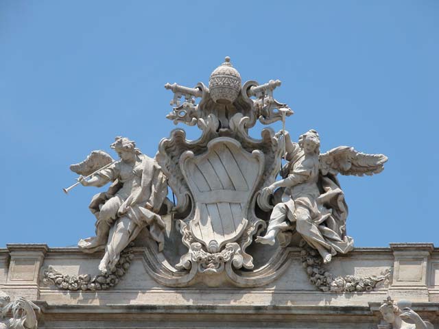 Fontana di Trevi: 12 - Stemma Papale