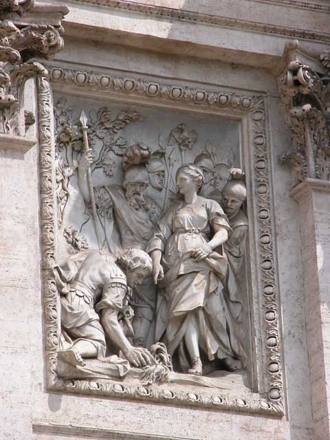 Fontana di Trevi: 8 - La Vergine