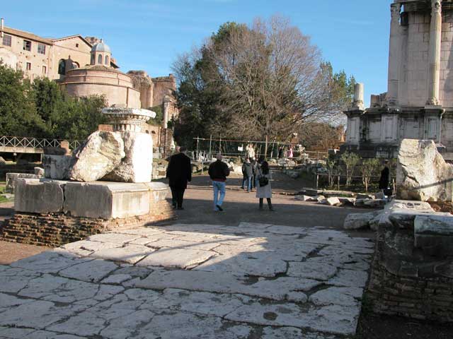 I resti dell'Arco di Augusto con a sinistra il Tempio di Romolo e a destra il Tempio di Vesta