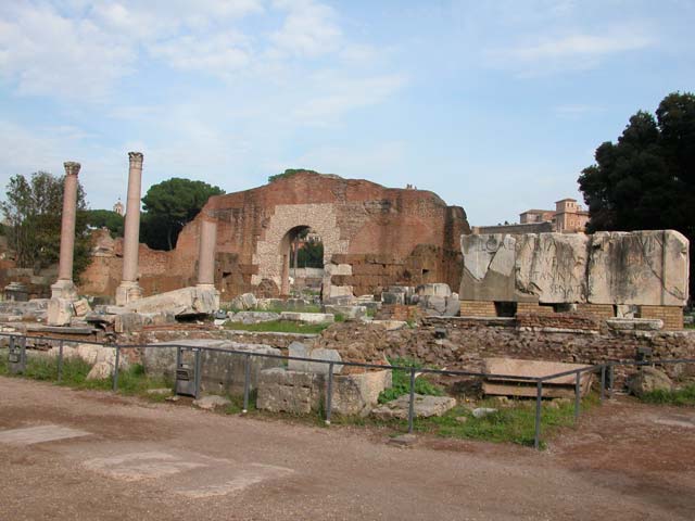 Basilica Emilia: il lato con le Taberne e a destra l'iscrizione monumentale