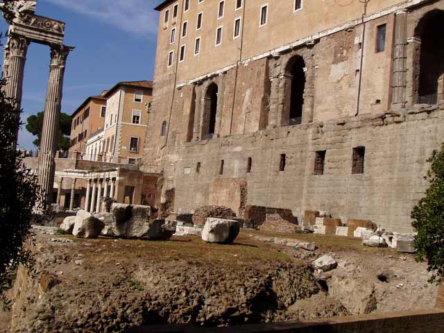 I resti del Tempio della Concordia con a sinistra le colonne del Tempio di Vespasiano; in fondo il Portico degli Dei Consenti e a destra il Tabularium sotto il Palazzo Senatorio