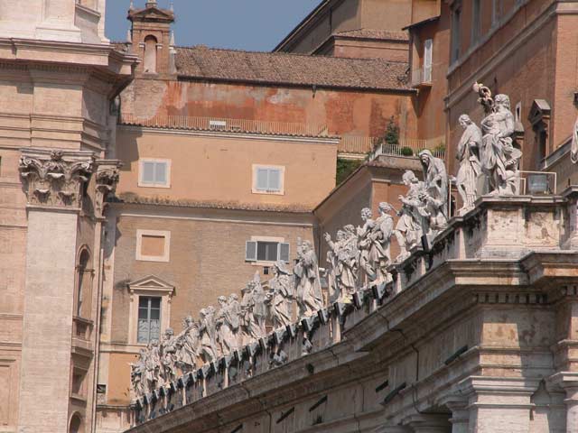 Piazza San Pietro: 32 - Il cornicione del Colonnato