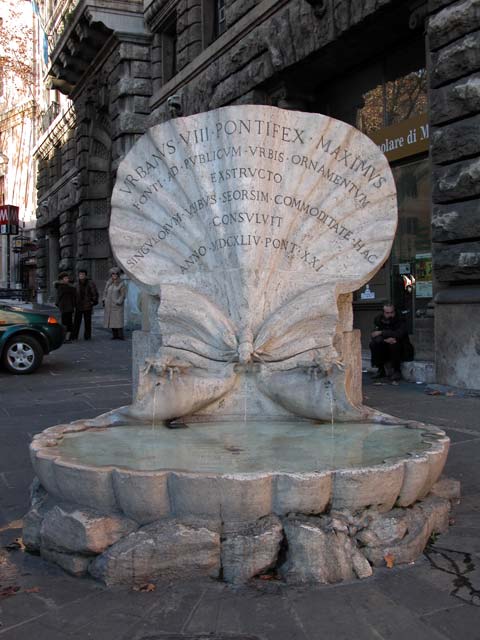 Passeggiate Romane - da Piazza Barberini al Colosseo: 14 - Fontana delle Api