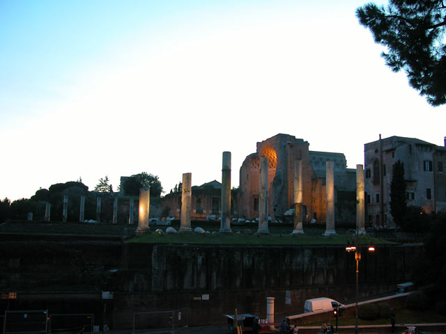Passeggiate Romane - da Piazza Barberini al Colosseo: 69 - Tempio di Venere