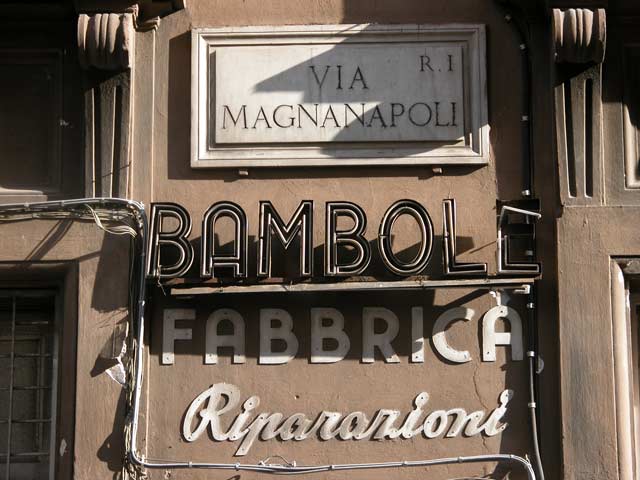 Passeggiate Romane - da Piazza Barberini al Colosseo: 60 - Via Magnanapoli