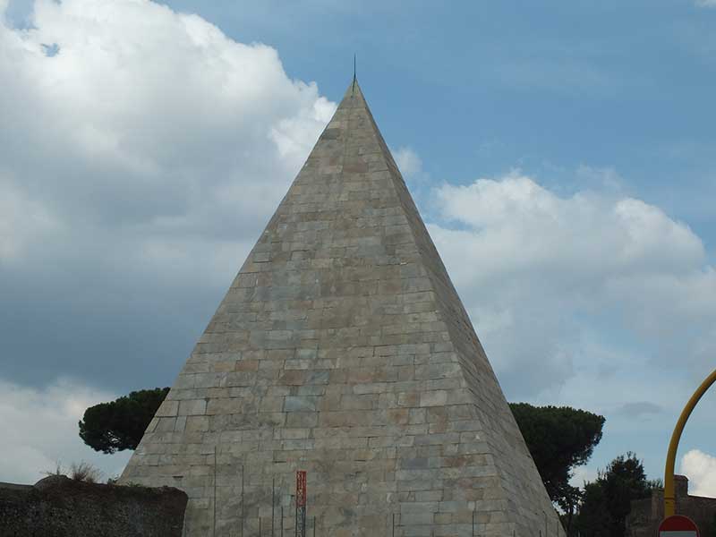 Passeggiate Romane - da Porta Portese a Porta San Paolo: 69 - Piramide Cestia