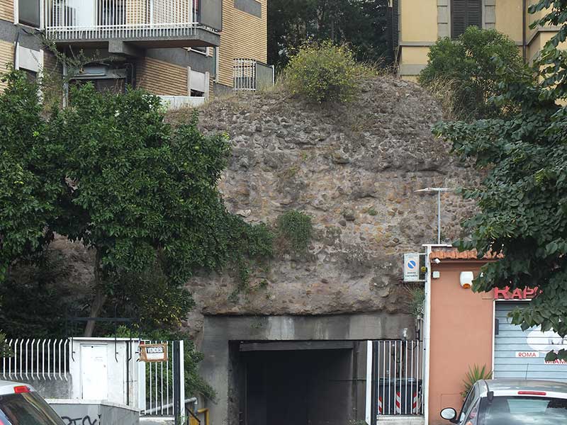 Passeggiate Romane - da Porta Portese a Porta San Paolo: 67 - Piazza Albania