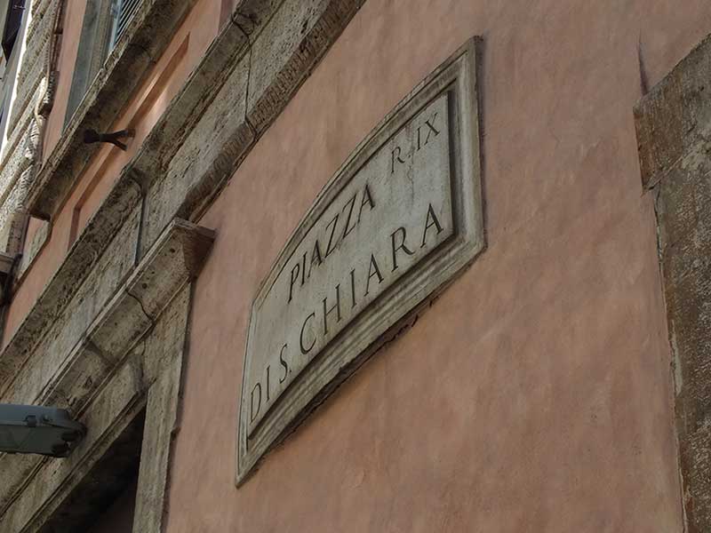 Passeggiate Romane - da Trastevere al Colosseo: 15 - Piazza di Santa Chiara